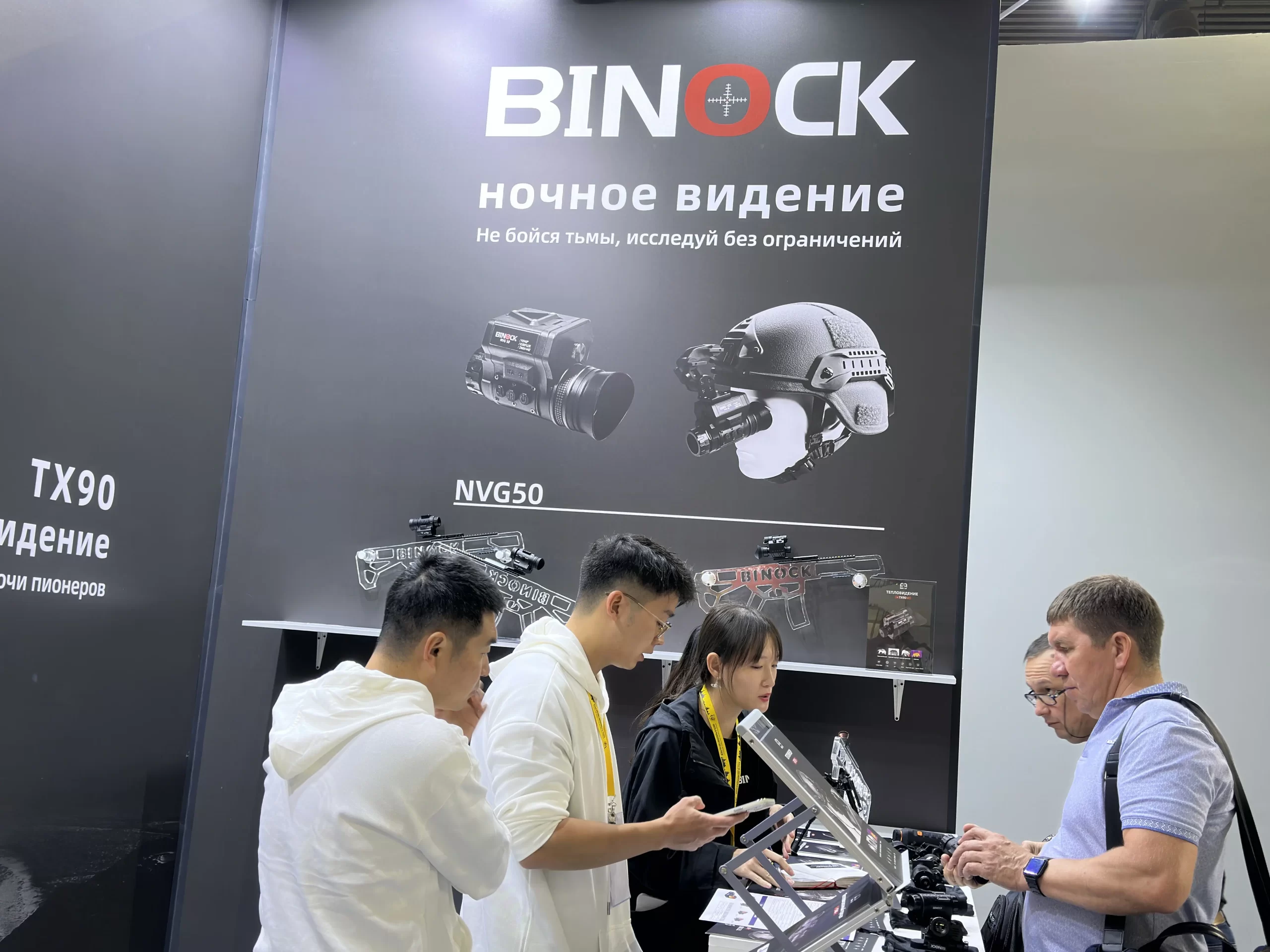 Das Personal stellt unseren Kunden das Nachtsichtgerät-Produkt vor