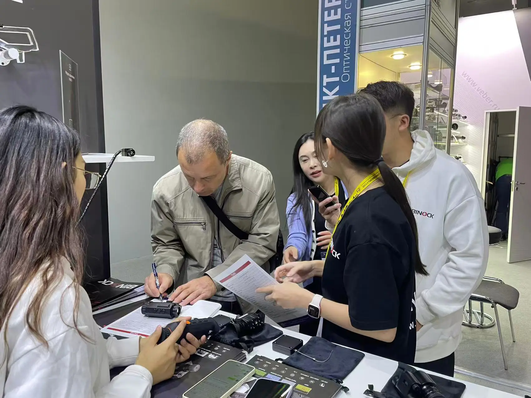 BINOCK-Mitarbeiter führen die Nachtsichtprodukte unseren Kunden vor