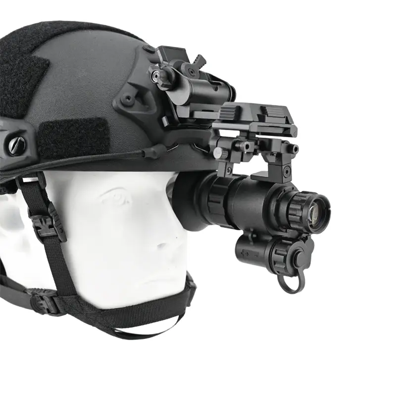 Helm mit digitaler Nachtsichtbrille Modell NVG90Pro auf weißem Hintergrund