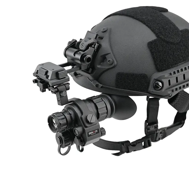 Helm mit digitaler Nachtsichtbrille Modell NVG90Pro auf weißem Hintergrund