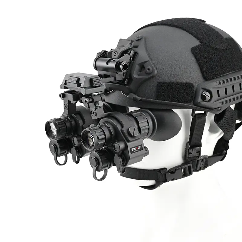 Helm mit digitaler Nachtsichtbrille Modell NVG90Pro auf weißem Hintergrund