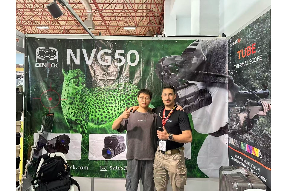 Ausstellung von Binock. Binock-Mitarbeiter mit Klient