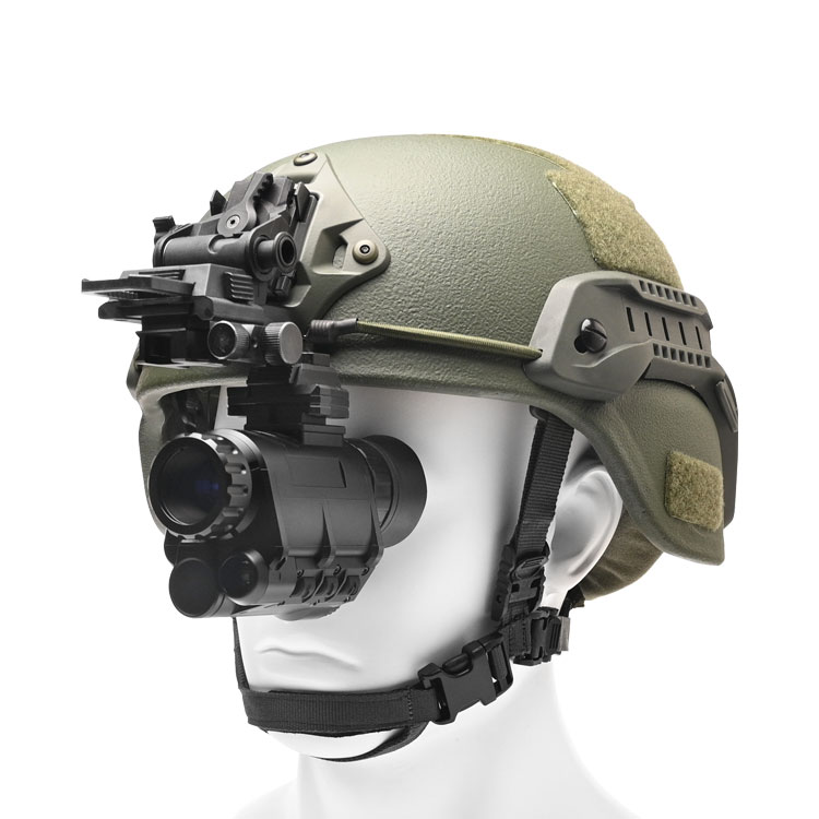 Digitales Nachtsicht-Monokular für die Jagd mit Helm auf weißem Hintergrund