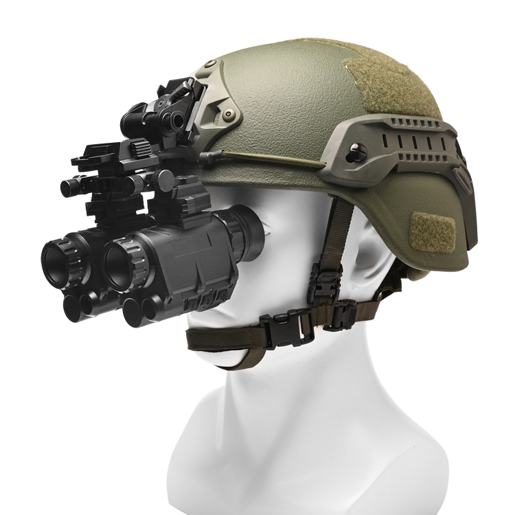 Digitales Nachtsicht-Monokular für die Jagd mit Helm auf weißem Hintergrund