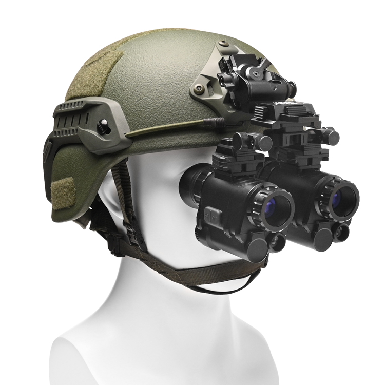 Digitales Nachtsicht-Monokular für die Jagd mit Helm auf weißem Hintergrund