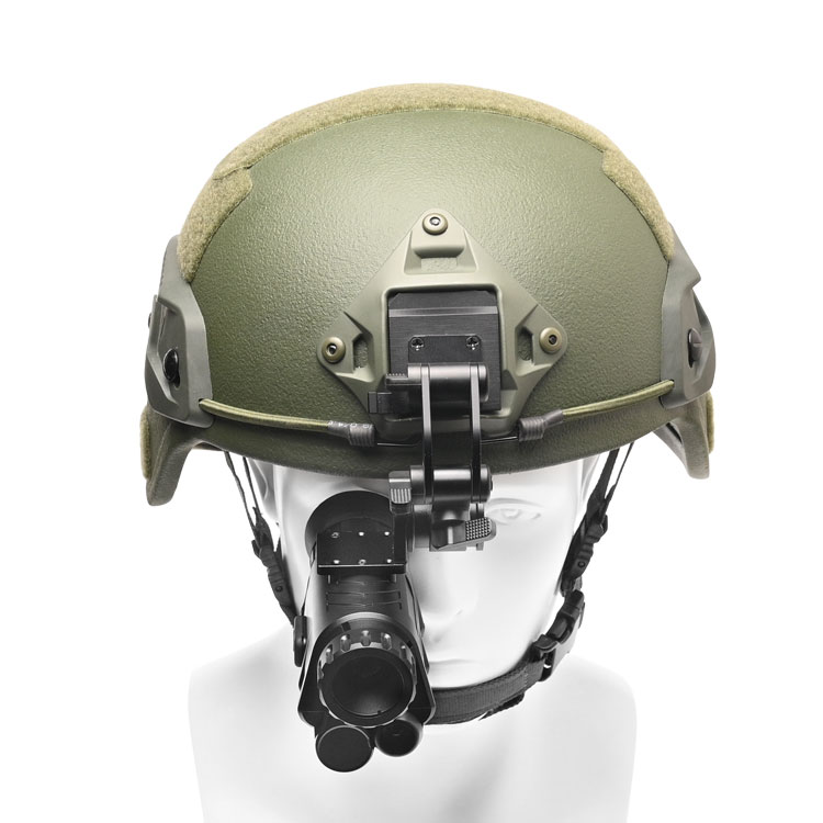 Digitales Nachtsicht-Monokular für die Jagd mit Helm auf weißem Hintergrund