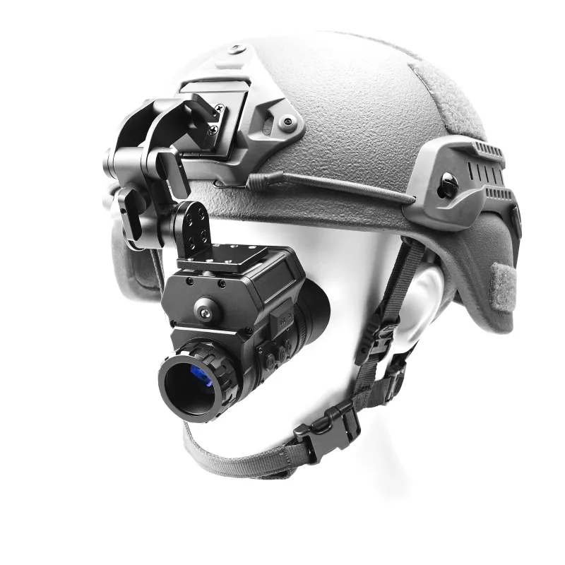 Binock Night Vision Monocular Modell NVG50 mit Helm auf weißem Hintergrund