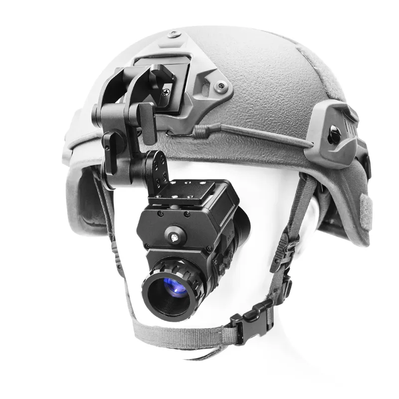 Binock Night Vision Monocular Modell NVG50 mit Helm auf weißem Hintergrund