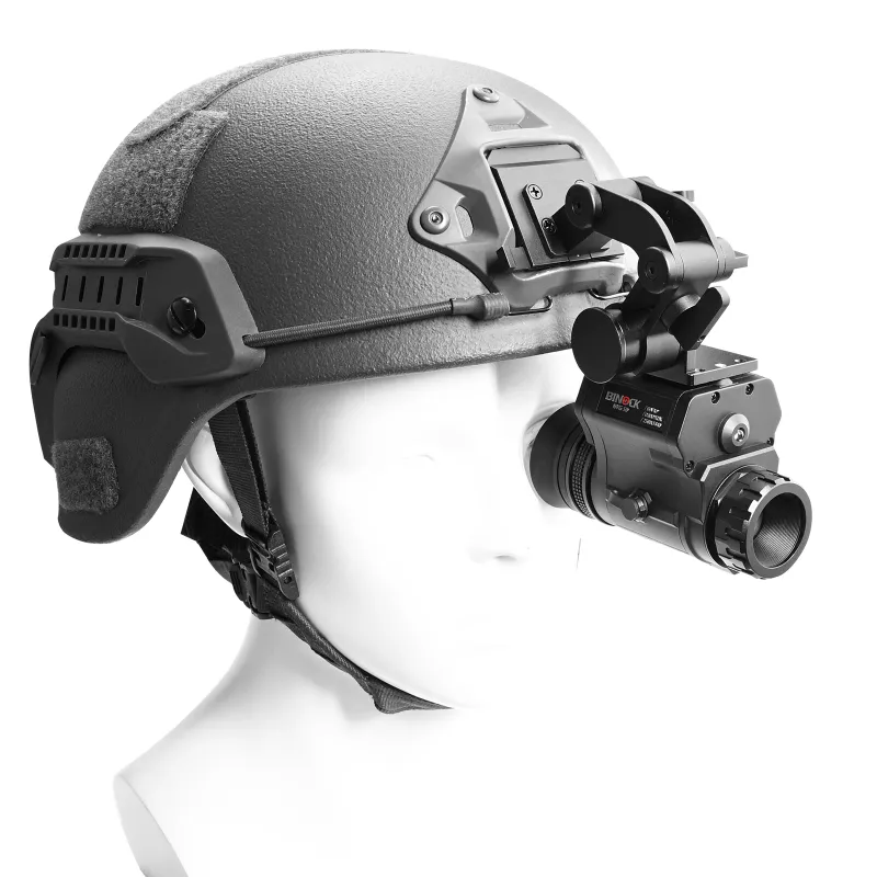 Binock Night Vision Monocular Modell NVG50 mit Helm auf weißem Hintergrund