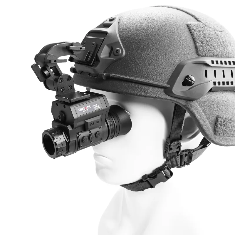 Binock Night Vision Monocular Modell NVG50 mit Helm auf weißem Hintergrund